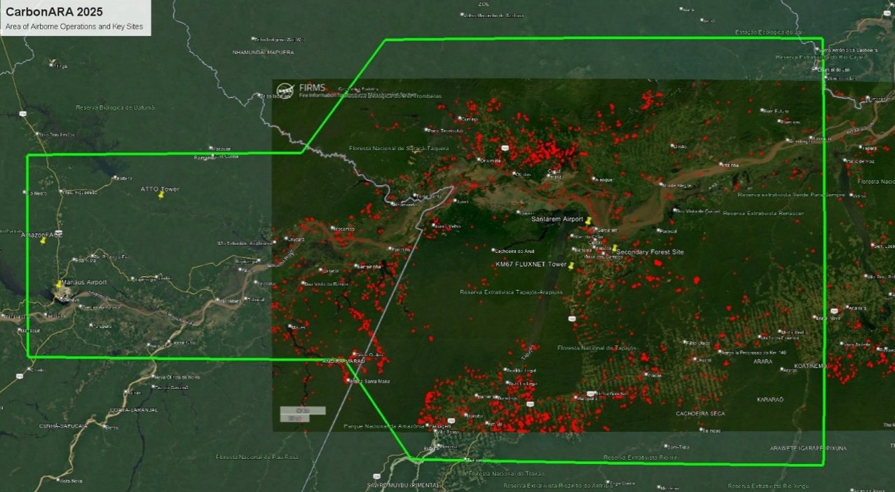 Imagem de satélite da região entre Manaus e Santarém com o contorno da área de voo, os focos de queimada em vermelho e a posição das torres e do aeroporto de Santarém